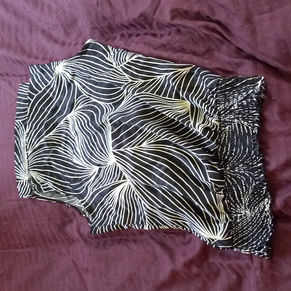 Sleeveless black and white top. Ricki's size 4 - Picture 1 of 3